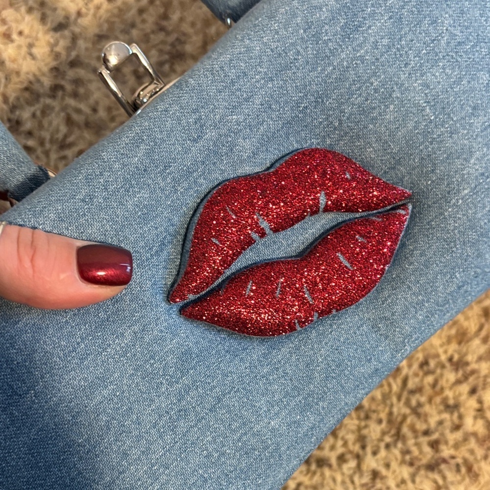 Ozias Paris lip clutch as seen on Sabrina Carpenter. - Picture 13 of 14